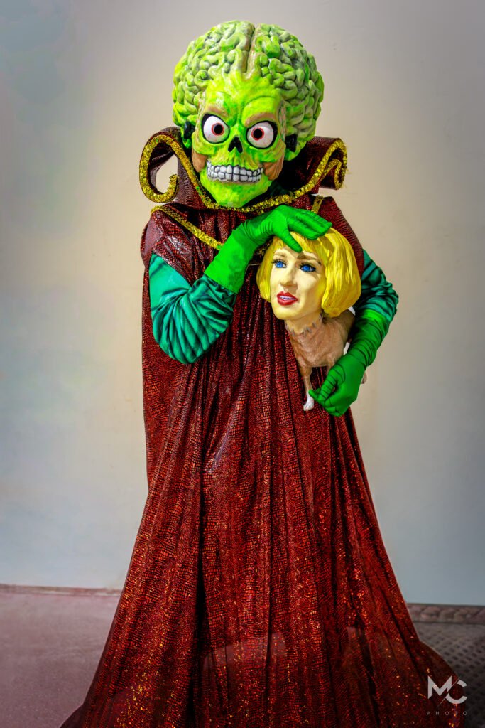 Foto di un cosplayer che rappresenta il personaggio di un alieno tratto dal film Mars Attack